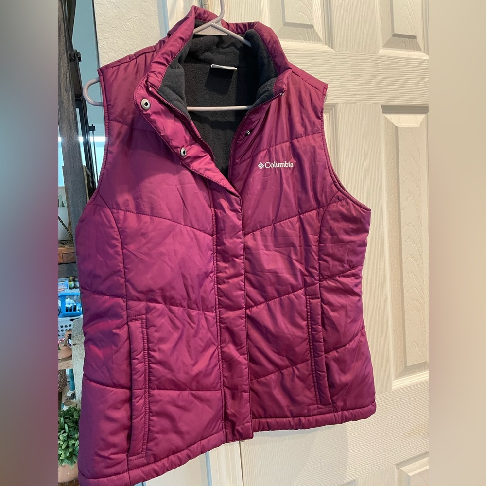 Columbia full zip Women’s Burgundy Puffer quilted Vest w pockets size Large